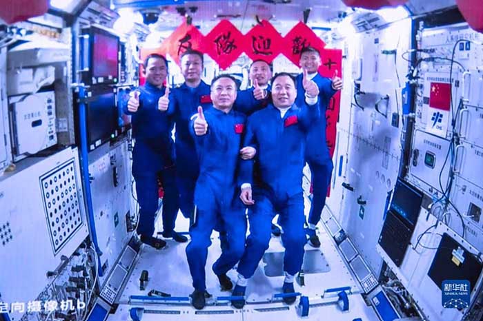5月30日在北京航天飞行控制中心拍摄的神舟十五号航天员乘组与